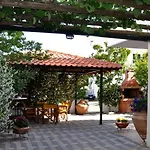 Kondilenias House アパート